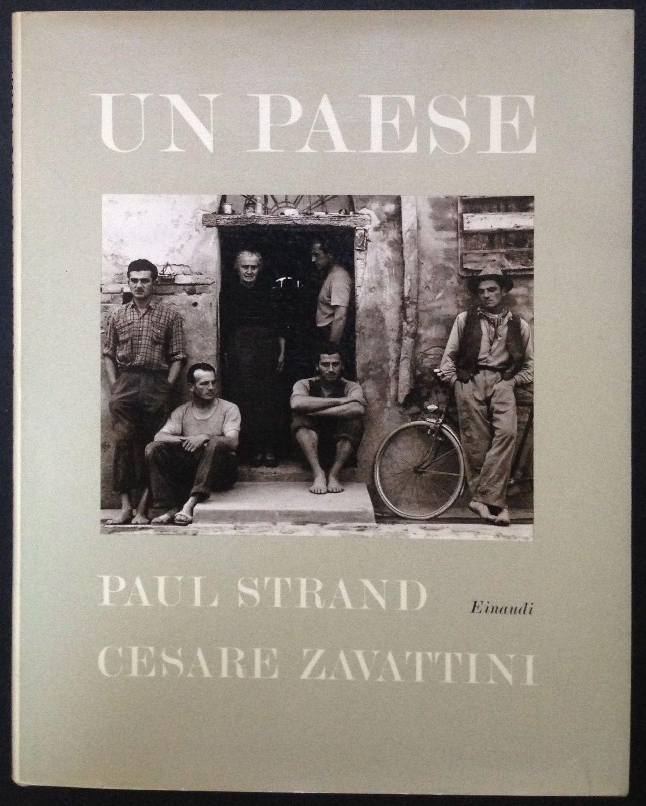 Un paese di Paul Strand (fotografie) e Cesare Zavattini (testo) – Prima edizione Einaudi 1955